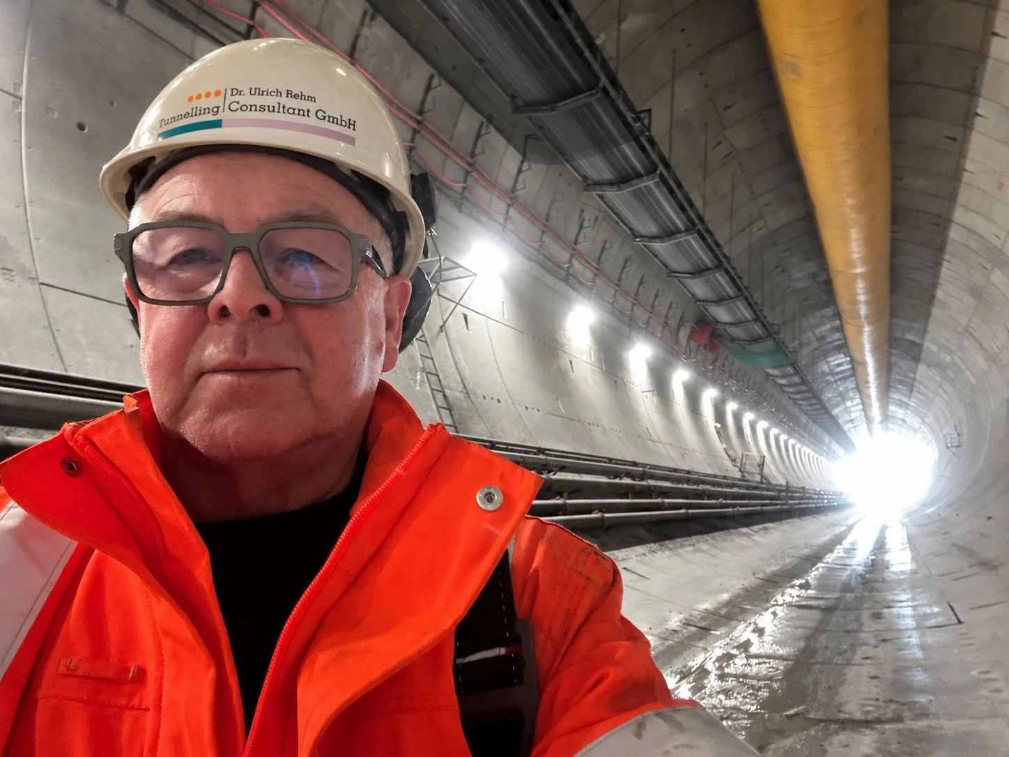 Dr. Rehm im Tunnel mit Schutzhelm