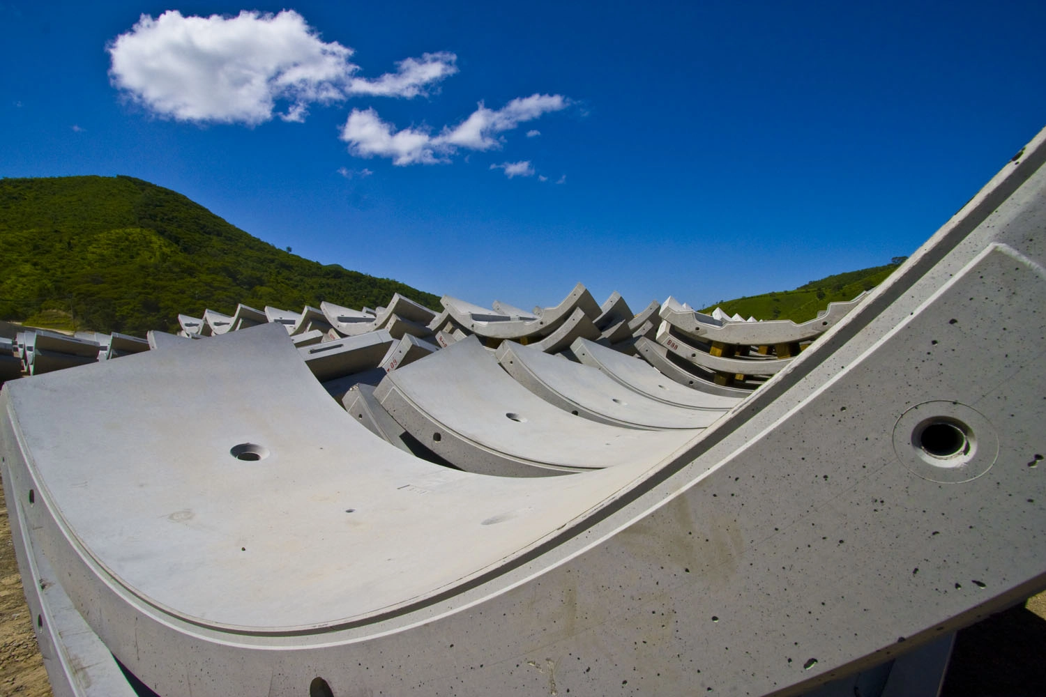 Dr. Rehm – Tunnelbau-Service – Eine Tunnelbaustelle mit schwerem Gerät.