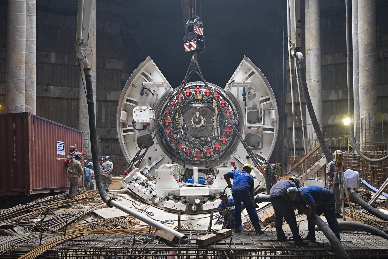 Dr. Rehm – Tunnelbau-Service – Eine Baustelle an einem Tunnel mit Arbeitern und schwerem Gerät.