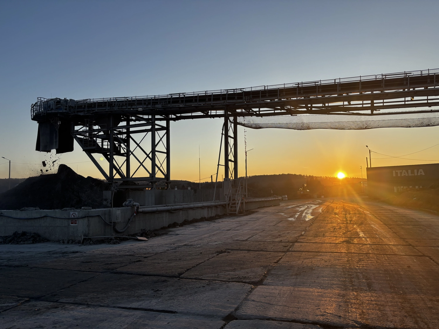 Dr. Rehm – Tunnelbau-Service – Eine Tunnelbaustelle mit schwerem Gerät.