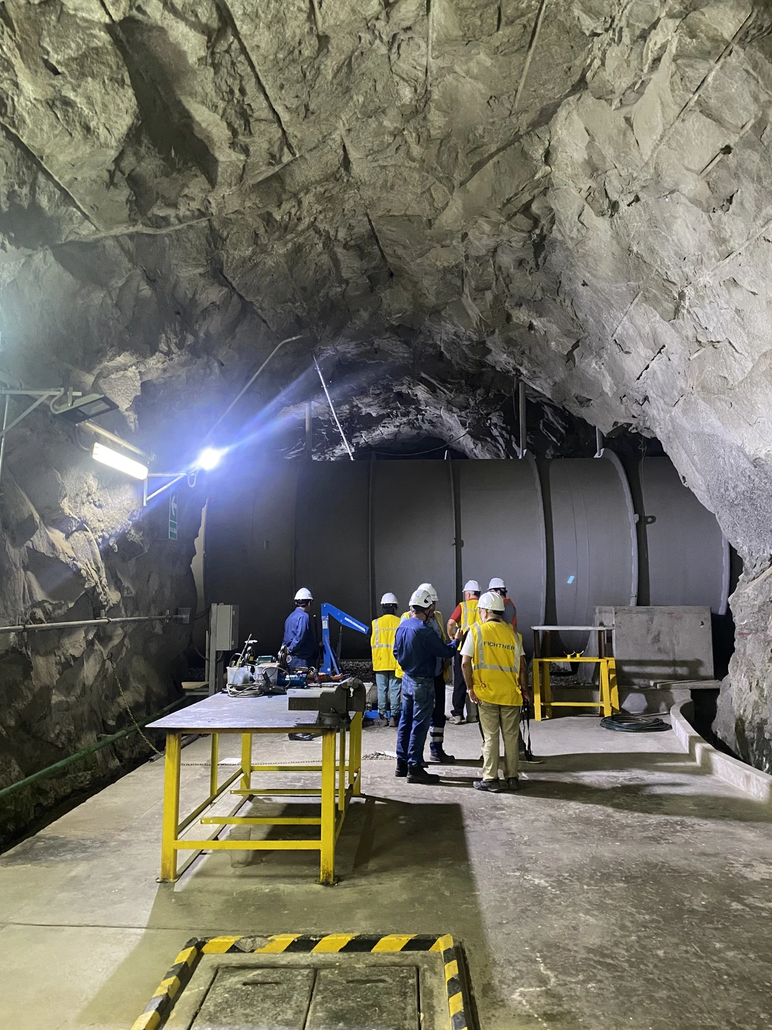 Dr. Rehm – Tunnelbau-Service – Tunnelbaustelle mit Arbeitern und schwerem Gerät.