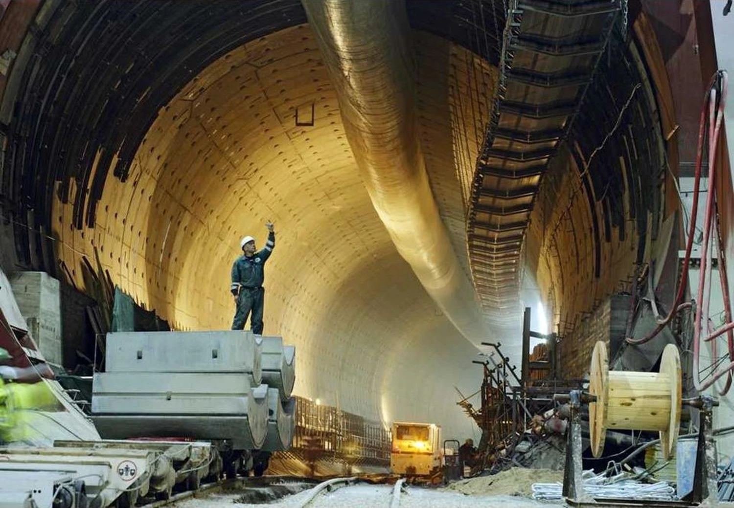 Dr. Rehm – Tunnelbau-Service – Tunnelbaustelle mit Arbeitern und schwerem Gerät.