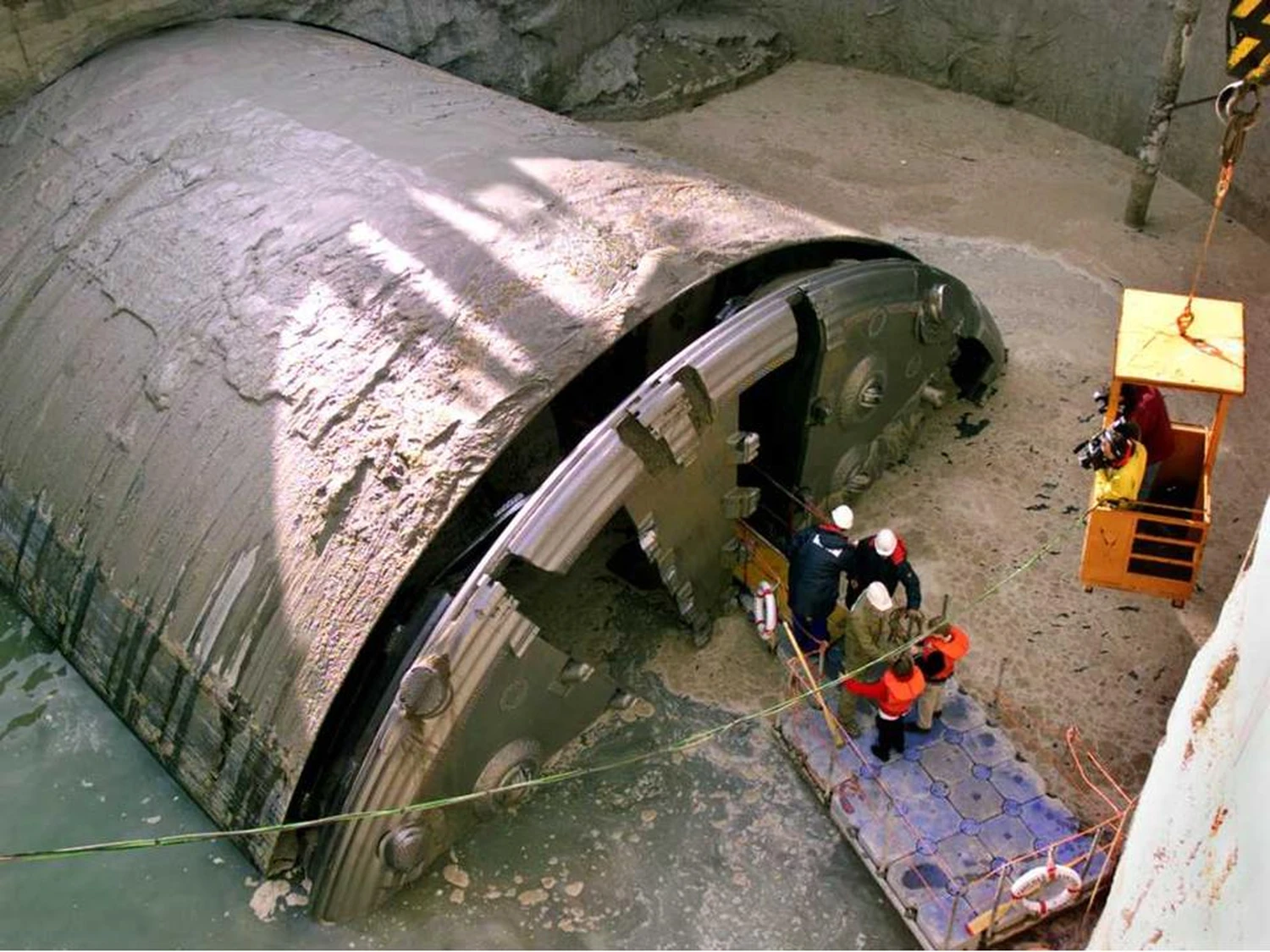Dr. Rehm – Tunnelbau-Service – Tunnelbaustelle mit Arbeitern und schwerem Gerät.