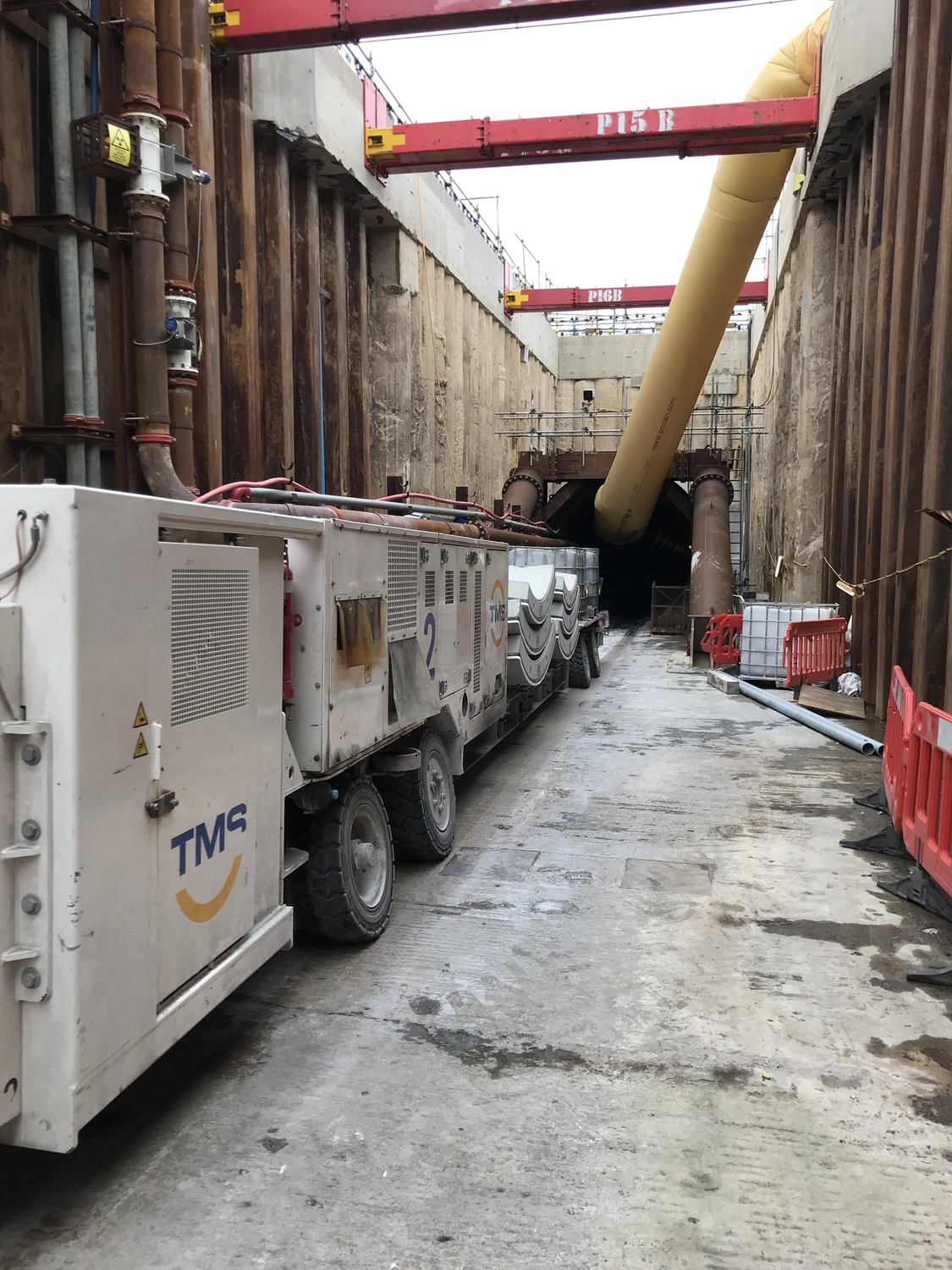 Dr. Rehm – Tunnelbau-Service – Tunnelbaustelle mit schwerem Gerät.
