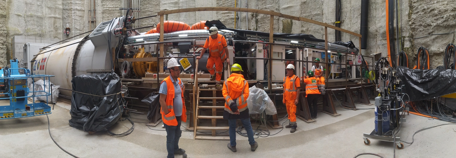 Dr. Rehm – Tunnelbau-Service – Eine Tunnelbaustelle mit Arbeitern und schwerem Gerät.