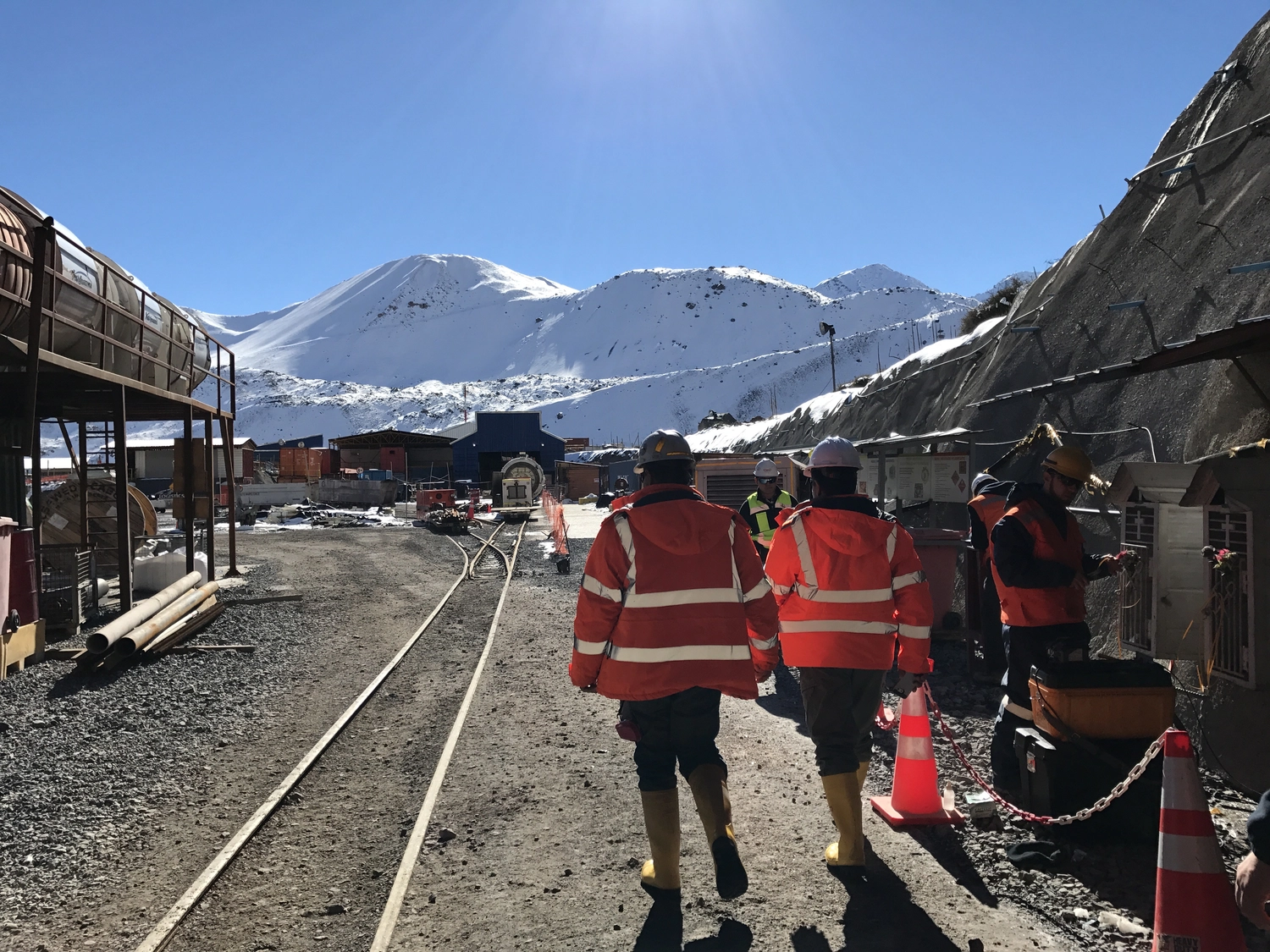Dr. Rehm – Tunnelbau-Service – Eine Tunnelbaustelle mit Arbeitern und schwerem Gerät.