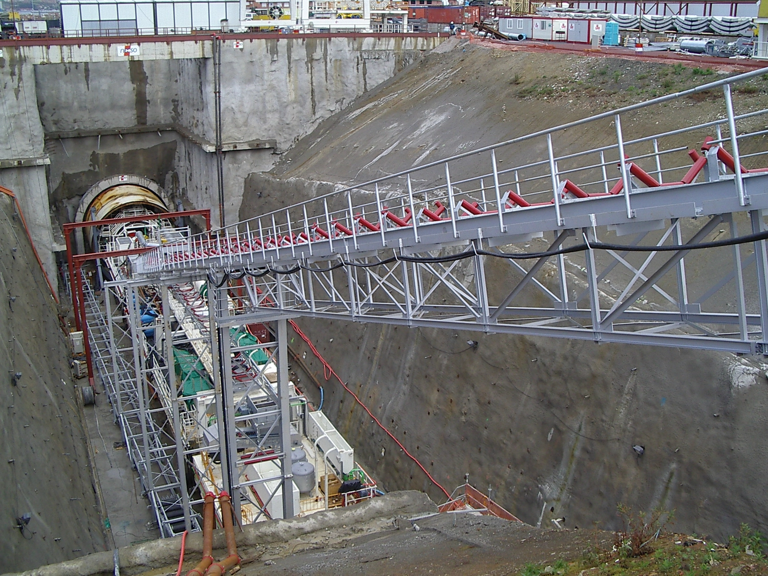 Dr. Rehm – Tunnelbau-Service – Eine Tunnelbaustelle mit schwerem Gerät.