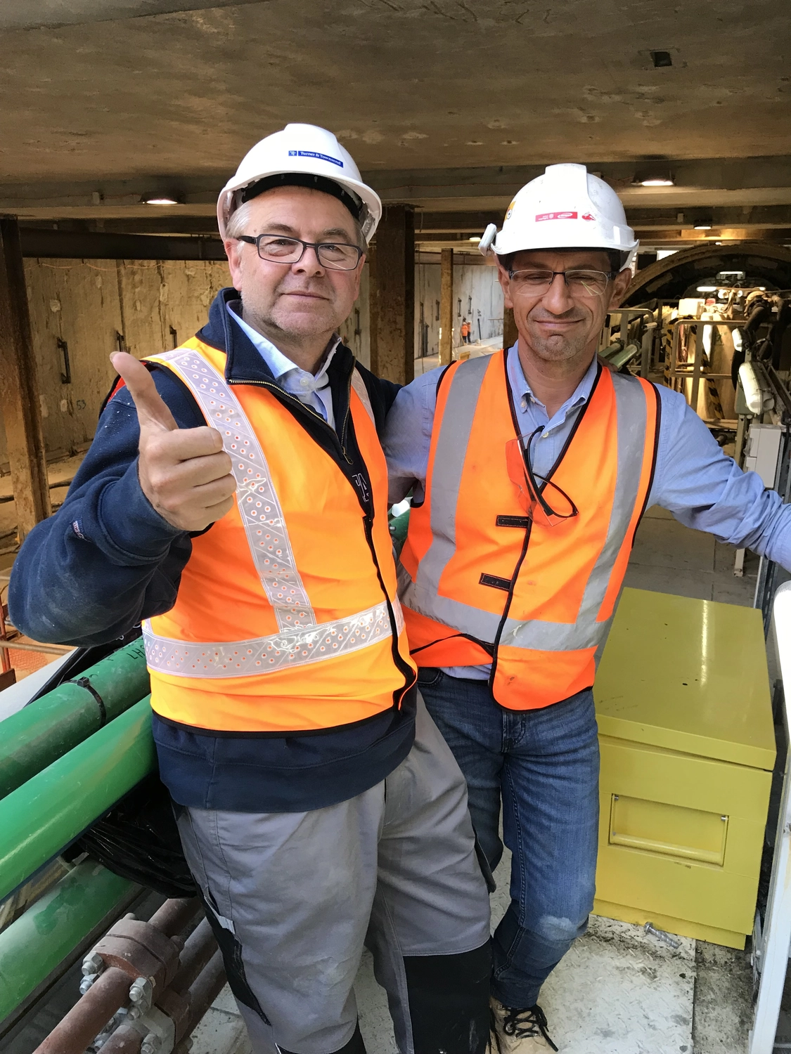 Dr. Rehm – Tunnelbau-Service – Dr.-Ing. Ulrich Rehm mit einem Arbeiter.