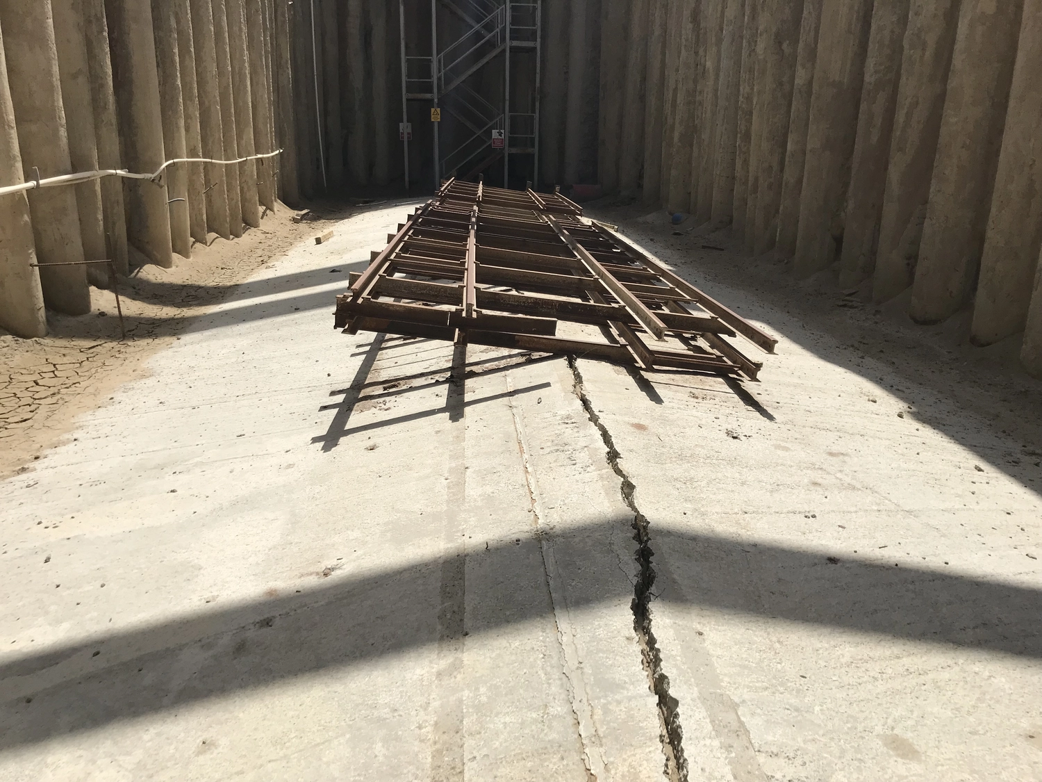 Dr. Rehm – Tunnelbau-Service – Tunnelbaustelle mit schwerem Gerät.