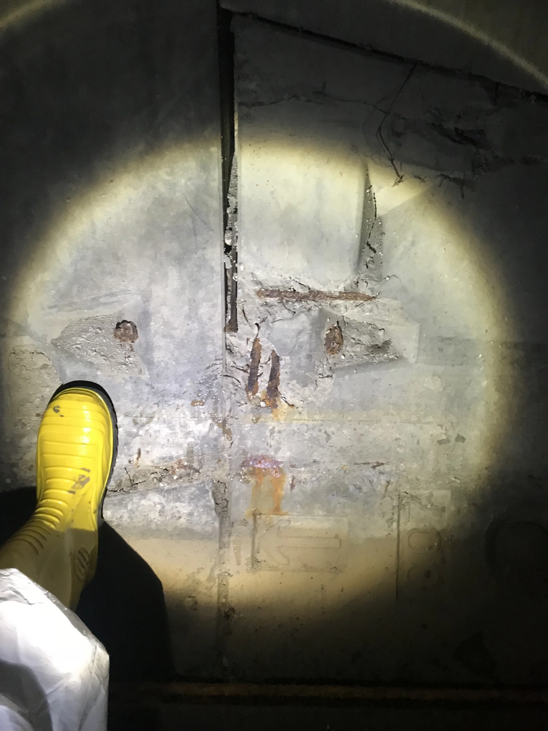 Dr. Rehm – Tunnelbau-Service – Tunnelbaustelle mit schwerem Gerät.