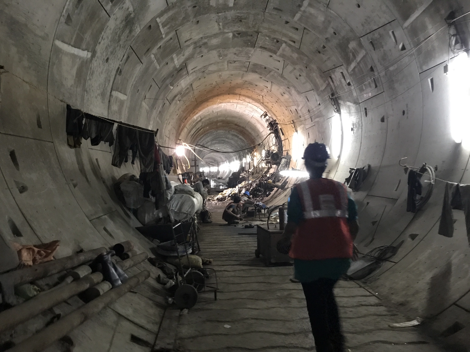 Dr. Rehm – Tunnelbau-Service – Tunnelbaustelle mit schwerem Gerät.