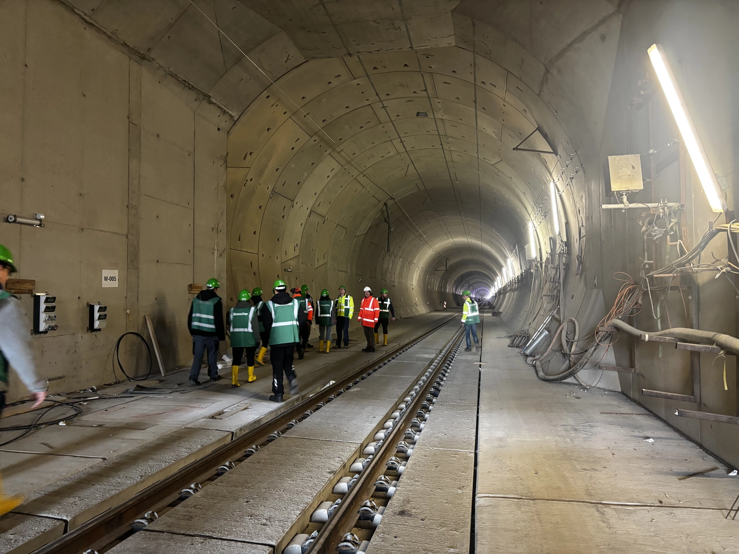Dr. Rehm – Tunnelbau-Service – Tunnelbaustelle mit Arbeitern und schwerem Gerät.