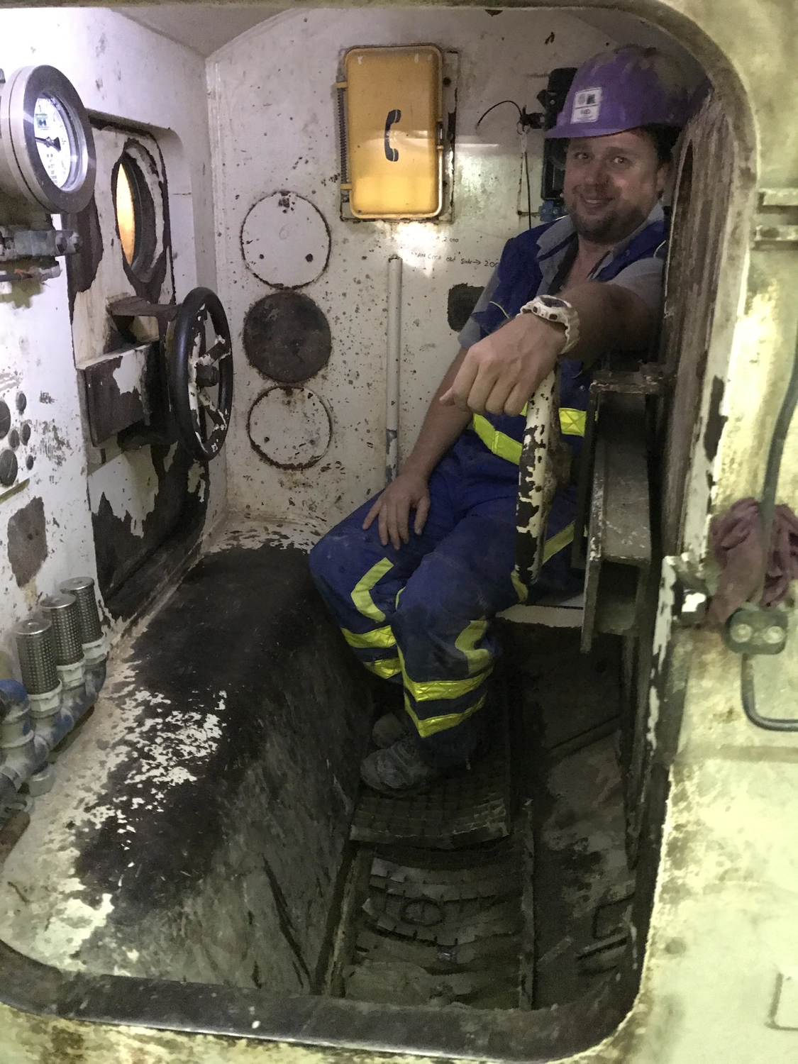 Dr. Rehm – Tunnelbau-Service – Tunnelbaustelle mit Arbeitern und schwerem Gerät.
