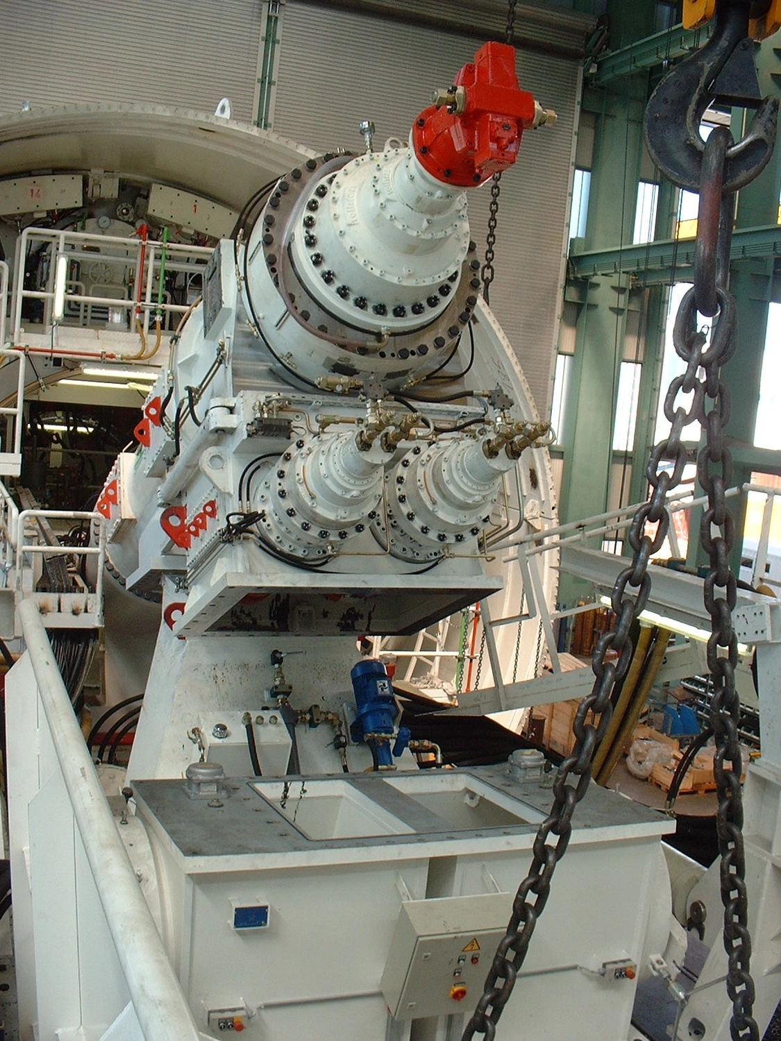 Dr. Rehm – Tunnelbau-Service – Tunnelbaustelle mit schwerem Gerät.