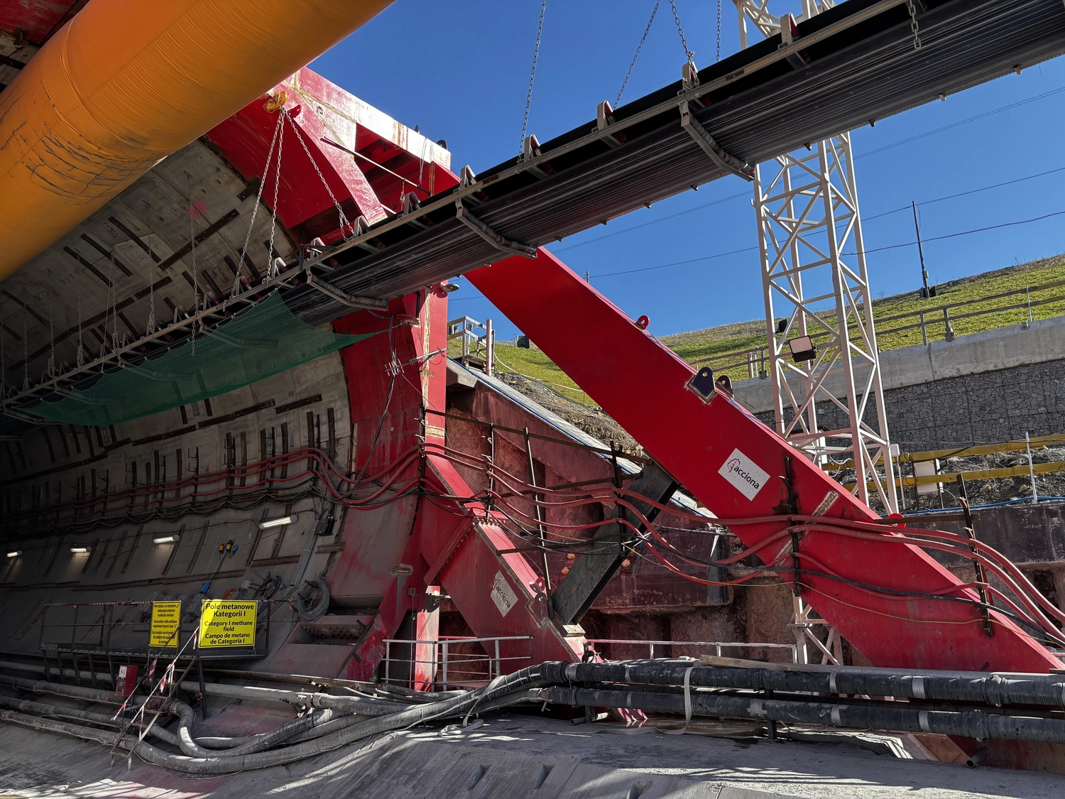 Dr. Rehm – Tunnelbau-Service – Eine Tunnelbaustelle mit schwerem Gerät.