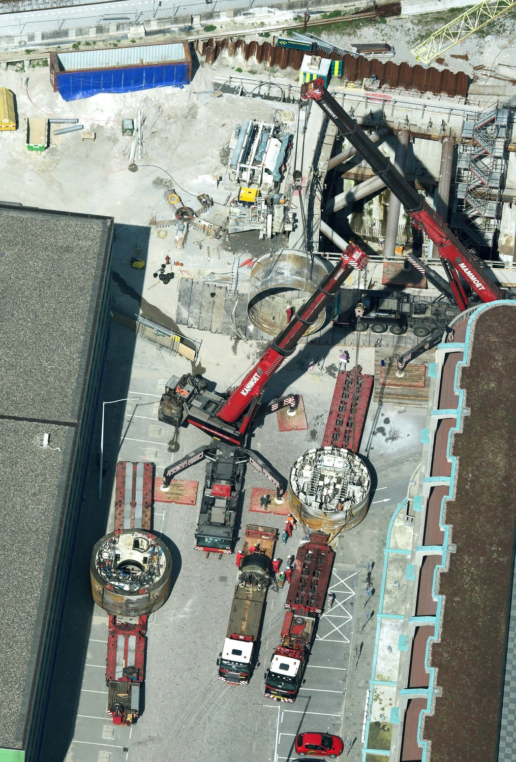 Dr. Rehm – Tunnelbau-Service – Eine Tunnelbaustelle mit schwerem Gerät.