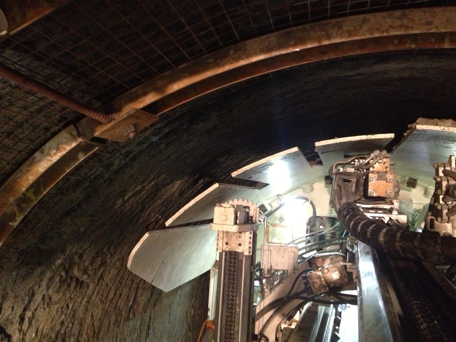 Dr. Rehm – Tunnelbau-Service – Eine Tunnelbohrmaschine im Tunnelvortrieb.