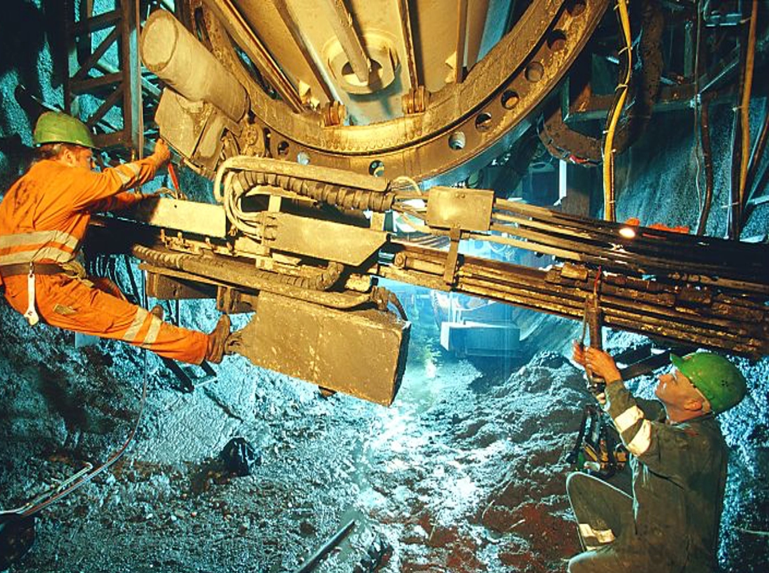 Dr. Rehm – Tunnelbau-Service – Eine Tunnelbaustelle mit Arbeitern und schwerem Gerät.
