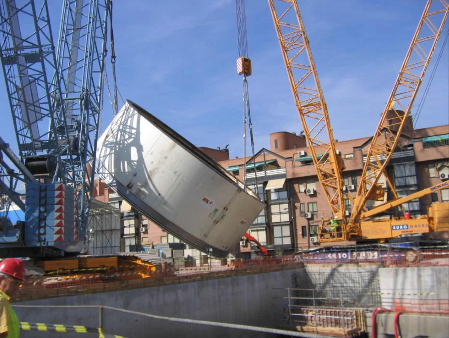 Dr. Rehm – Tunnelbau-Service – Eine Tunnelbaustelle mit schwerem Gerät.